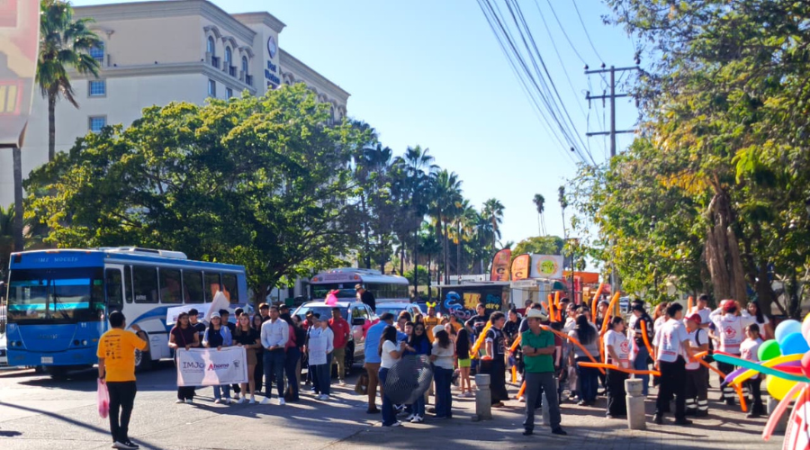 Desfile de la Felicidad en Los Mochis