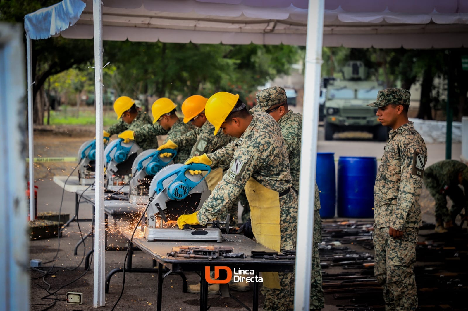 Elementos del ejercito destruyendo armas