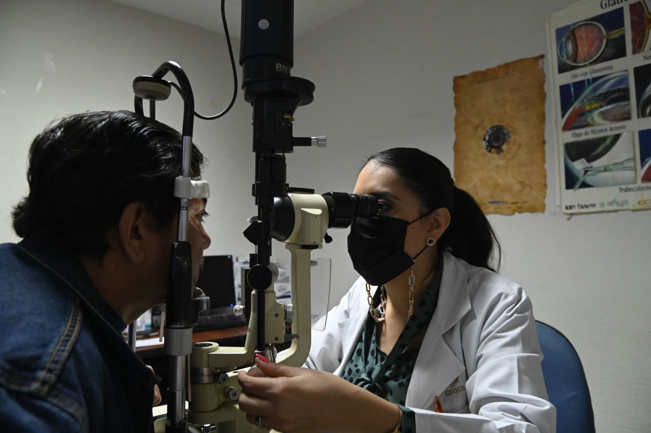 México en consulta de oftalmólogo con máquina especial de revisión de ojos