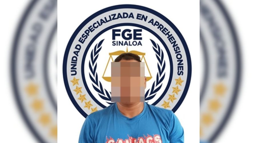 Hombre vestido con playera azul y rostro pixelado