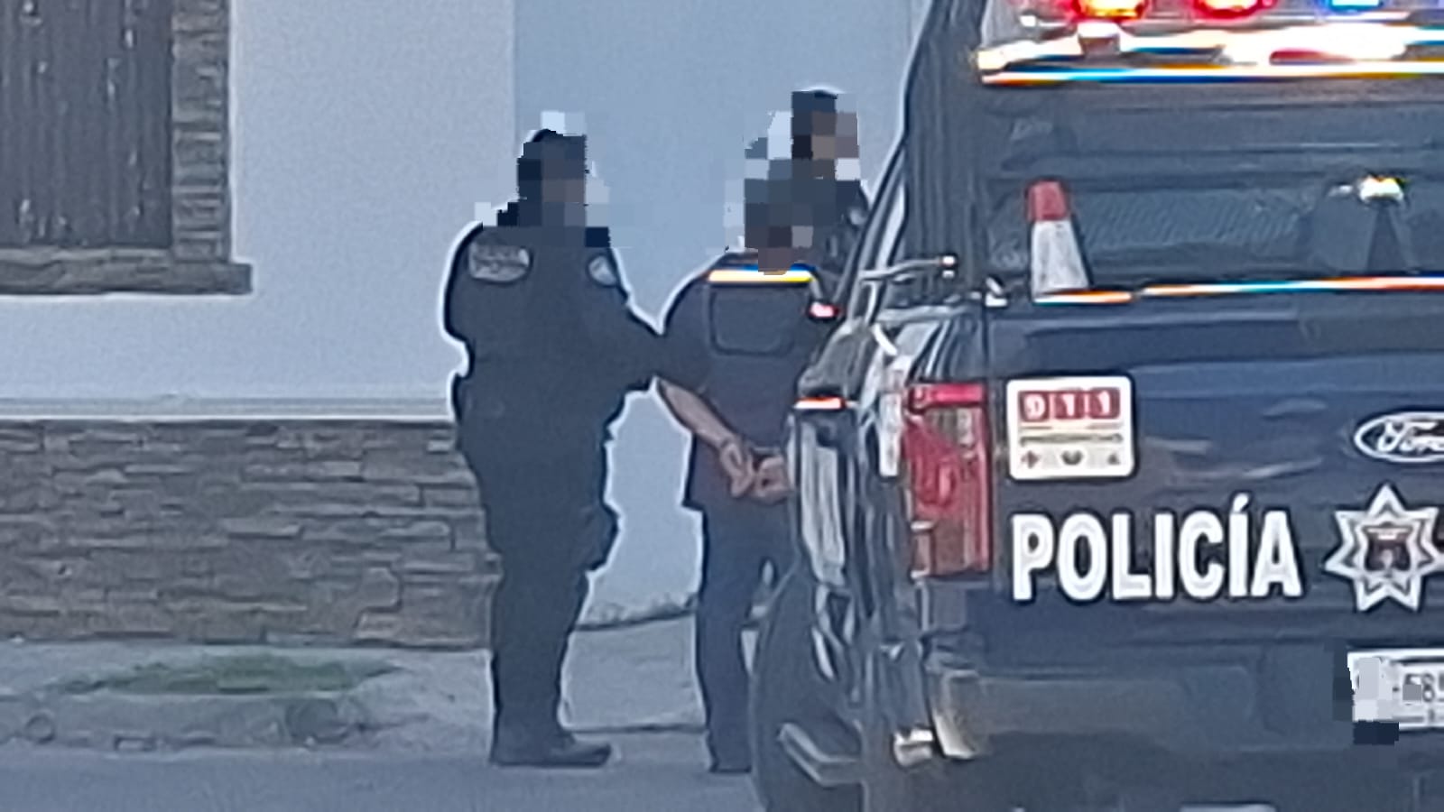 Hombre detenido por policías municipales en Los Mochis, Sinaloa