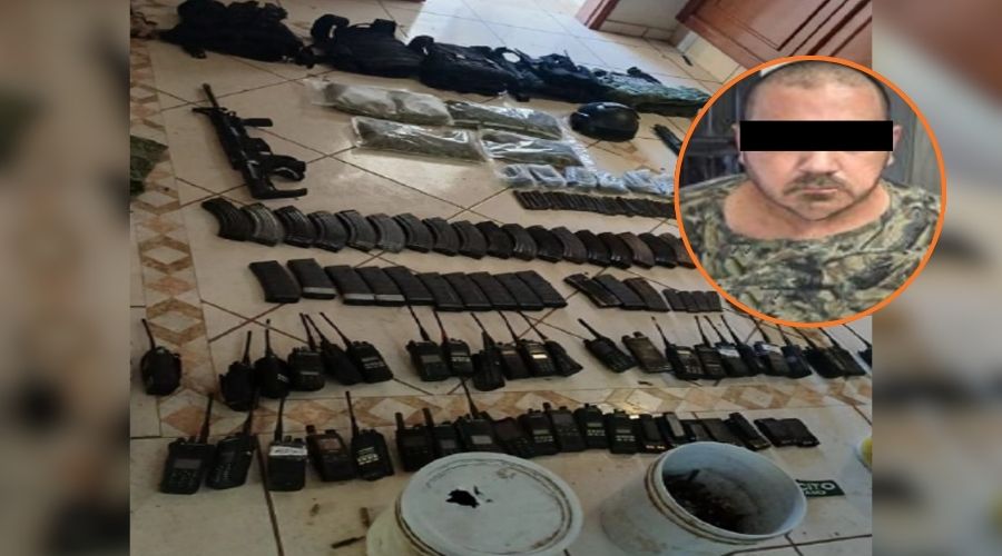 En grande arsenal de armas en el suelo y en circulo