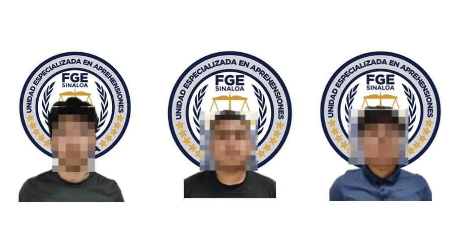 tres personas detenidas con el rostro difuminado y al fondo el logo de una corporación policiaca