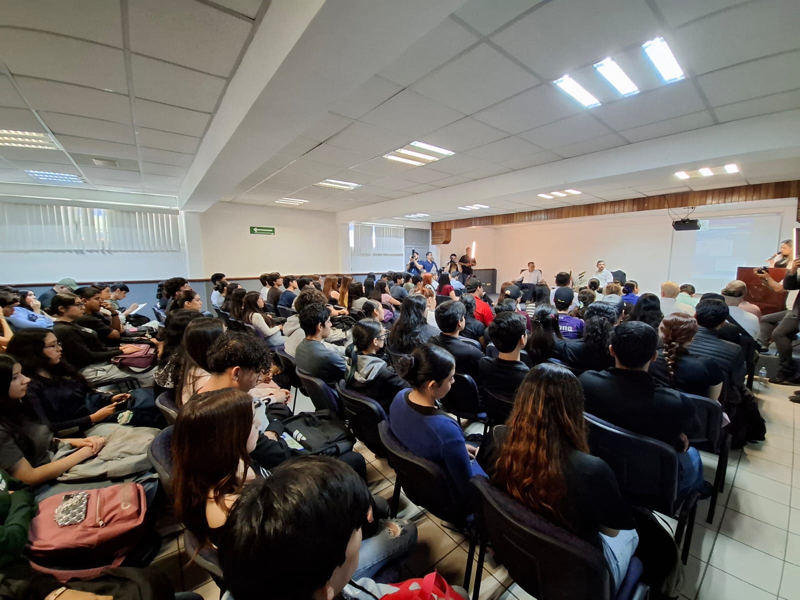 Secretario de Economía de Sinaloa dialoga con estudiantes sobre el futuro económico del estado