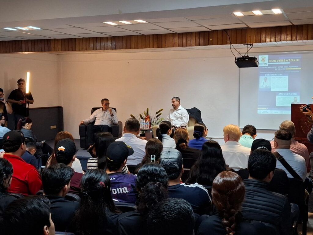 El secretario de Economía del estado, Feliciano Castro Meléndrez, compartió reflexiones con estudiantes