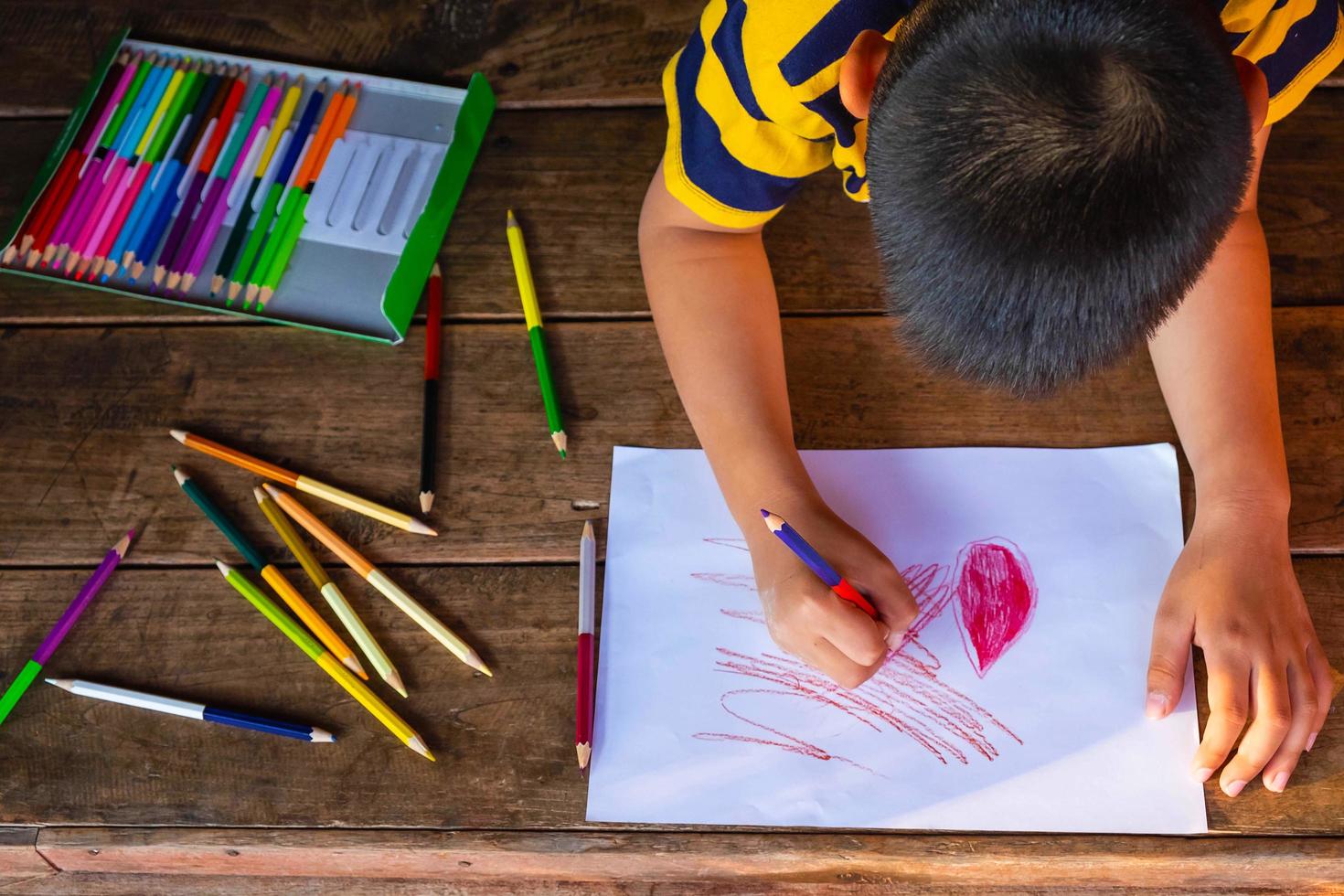 Niño coloreando en una libreta.
