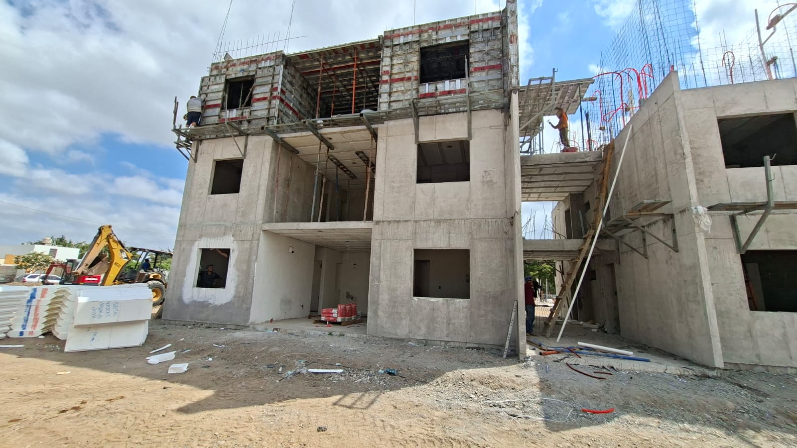 Obra de tres pisos en construcción