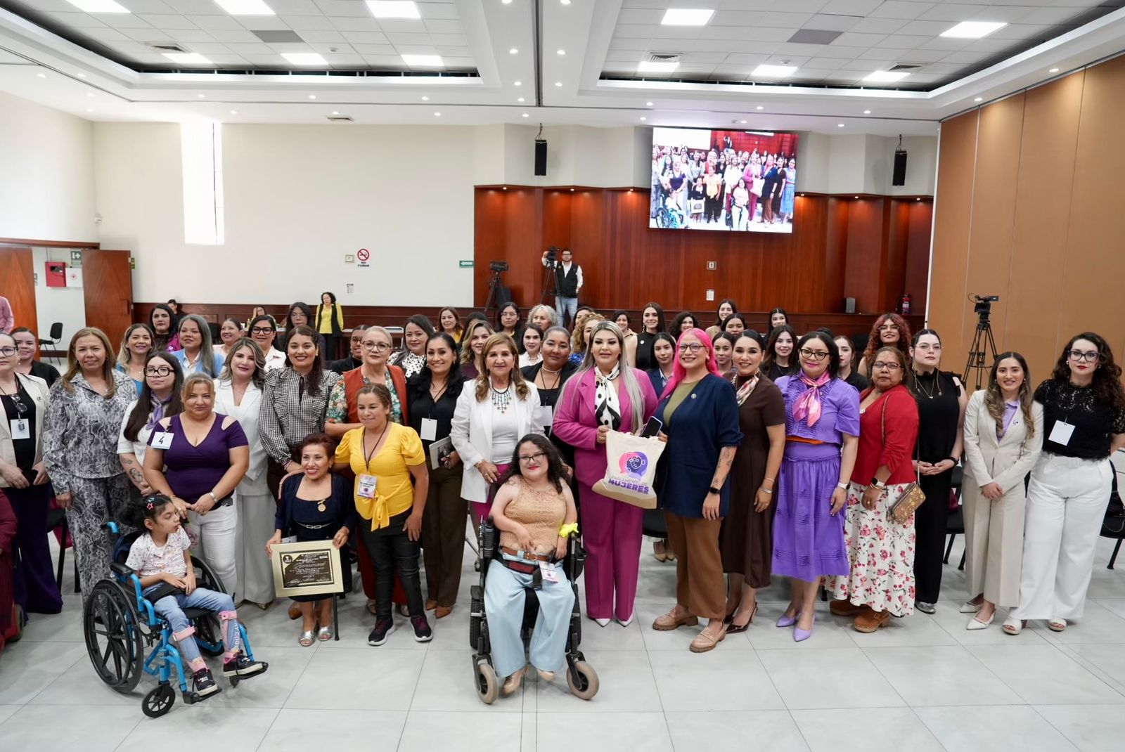 diputadas junto a integrantes del Parlamento de Mujeres