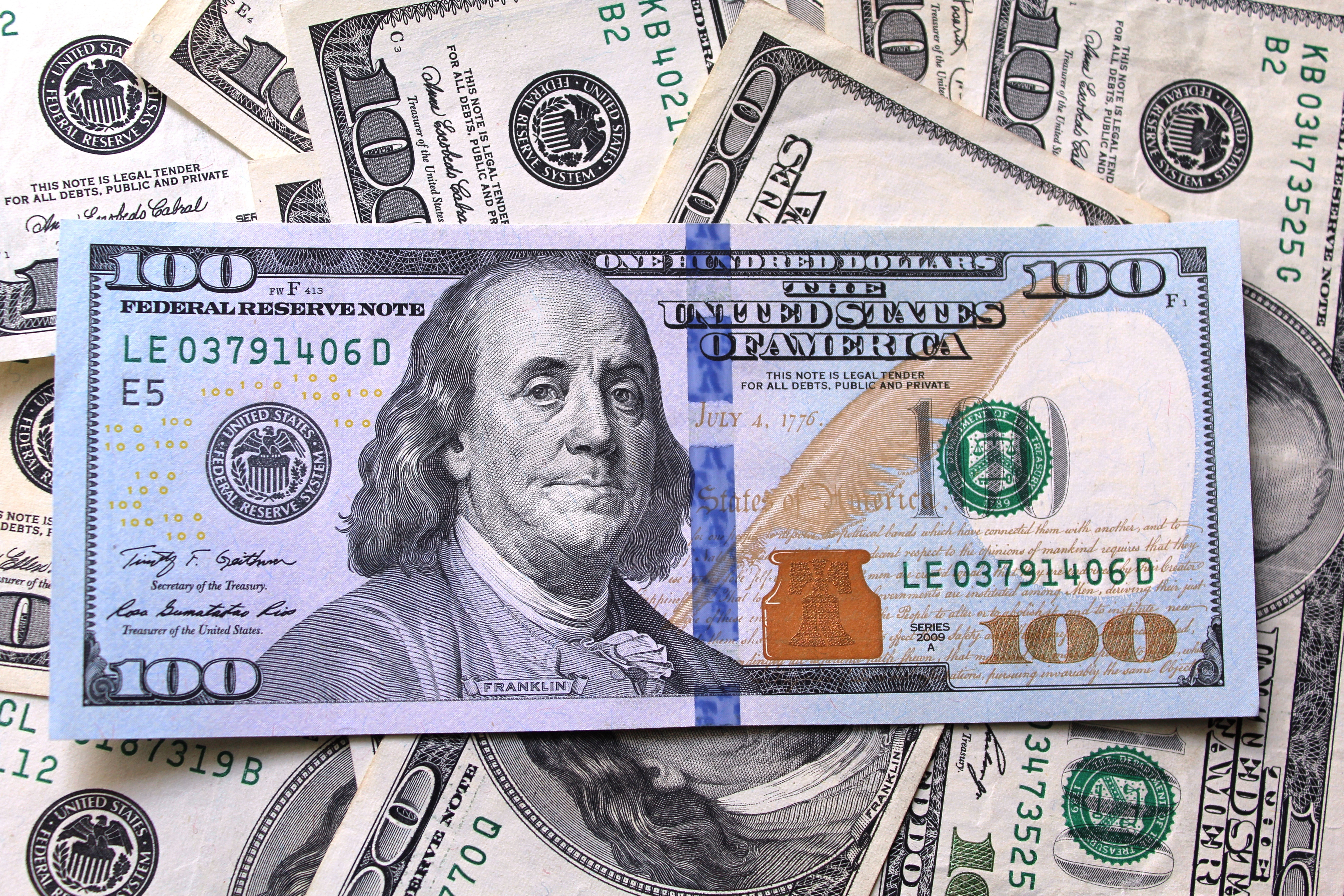 Billetes de dólar apilados