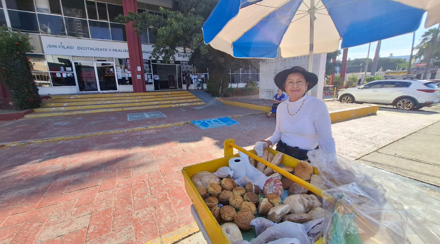 Doña Luz María y su carrito de pan