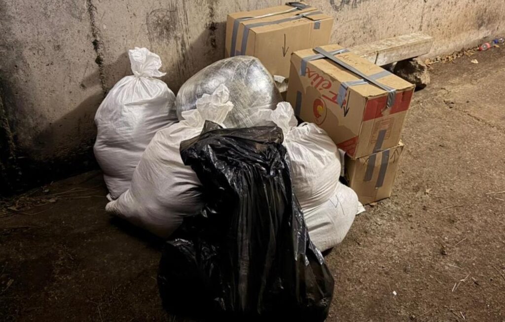 bolsas negras y blancas junto a cajas de cartón