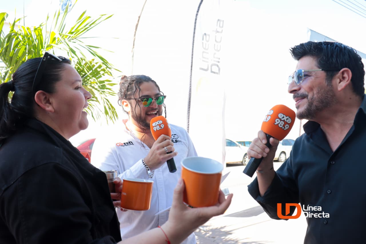 Locutores de Exa conviviendo entre ellos y sonriendo