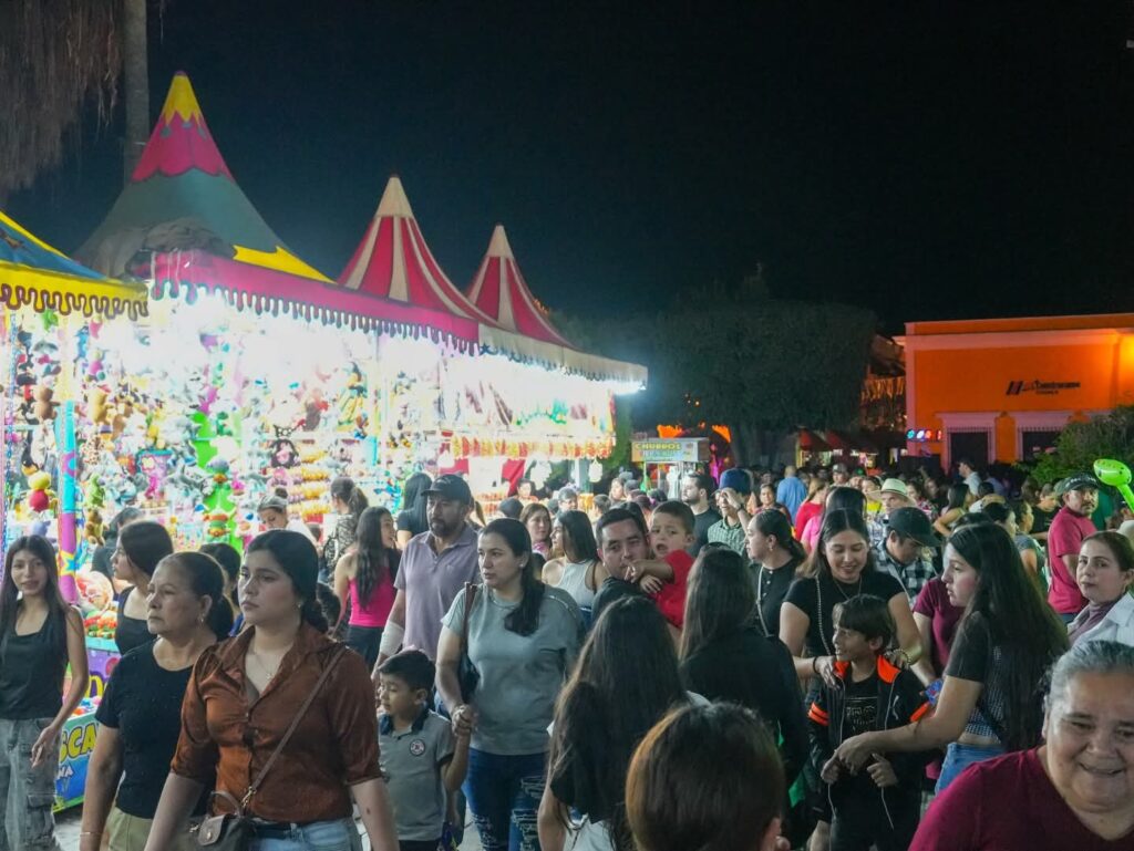 Feria en Sinaloa con personas