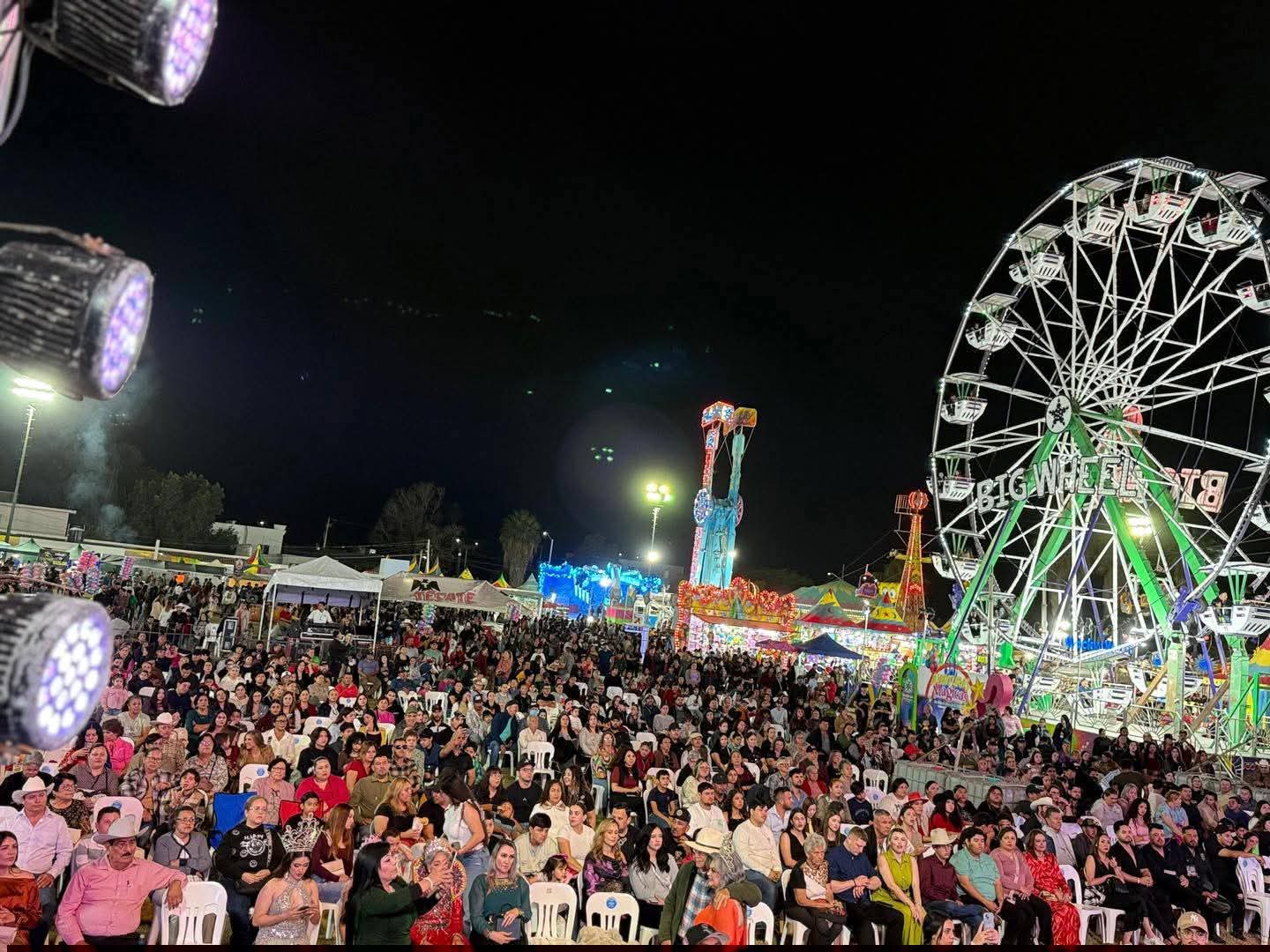 Feria en Sinaloa con rueda de la fortuna en el fondo