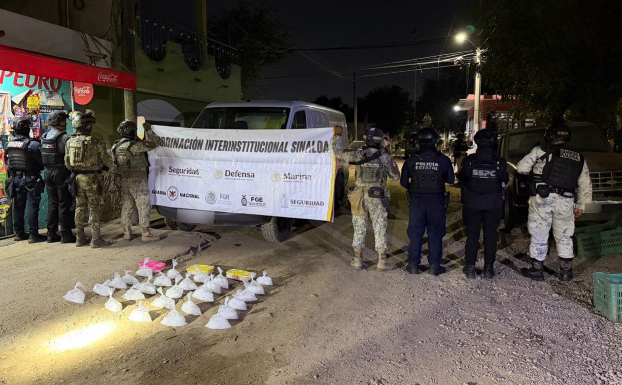 elementos del Ejército Mexicano sosteniendo una lona y en el piso unos objetos que fueron asegurados