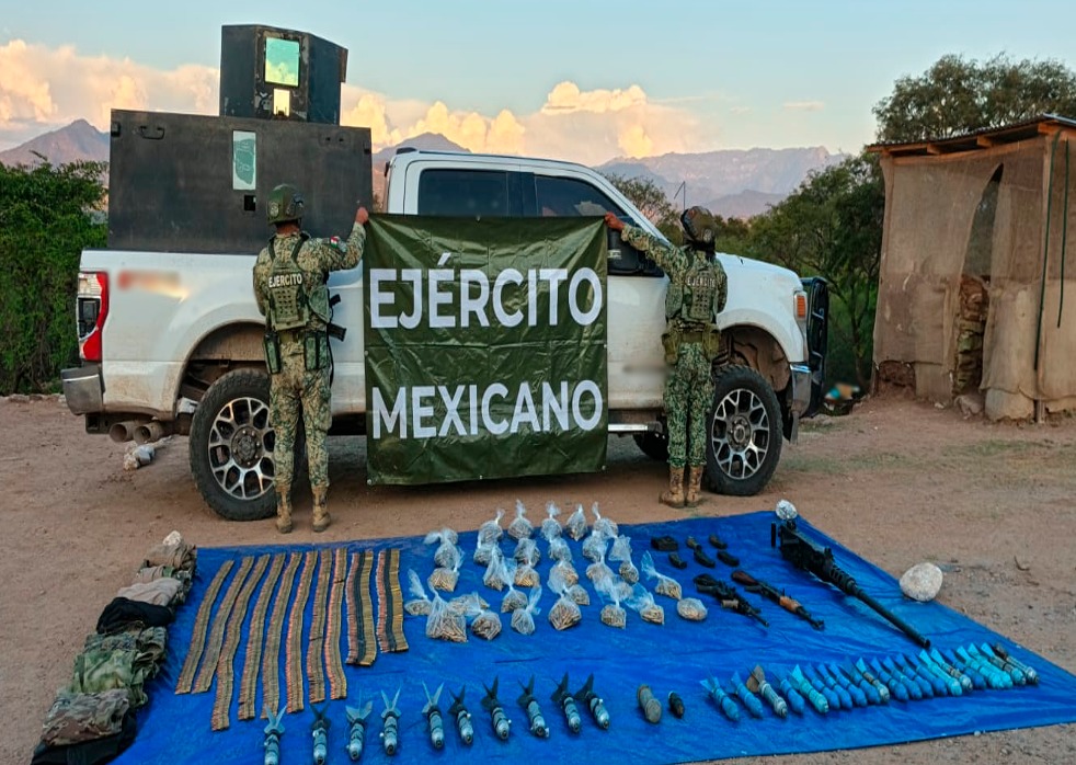 Elementos del Ejército Mexicano sosteniendo una lona y junto a una camioneta blanca y en la parte inferior, una lona con armas y objetos asegurados