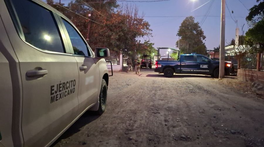 Unidad del Ejército Mexicano y patrulla policiaca en un camino de terracería