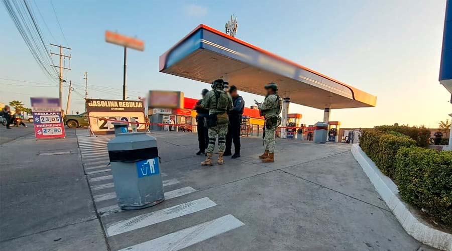 Elementos del Ejército Mexicano en gasolinera de Culiacán