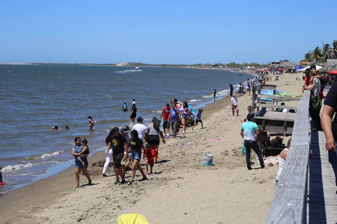 Personas caminando por la playa