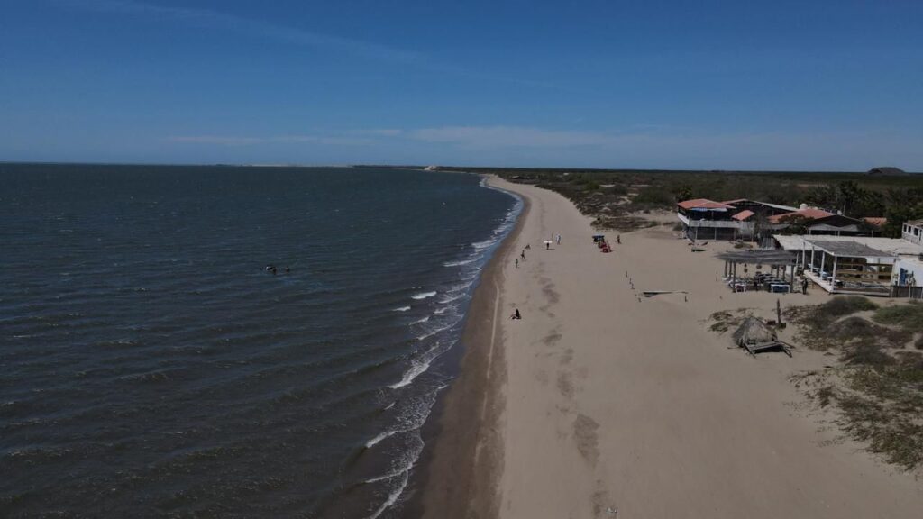 Así son aspectos de la playa El Maviri en Los Mochis.