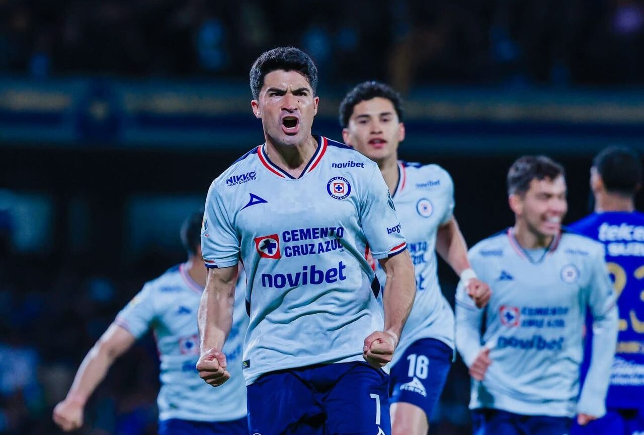 Jugadores del Cruz Azul en la cancha de futbol