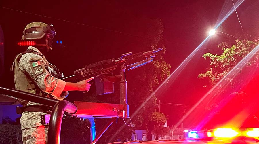 Elemento del Ejército Mexicano sujeta una ametralladora en Culiacán, Sinaloa