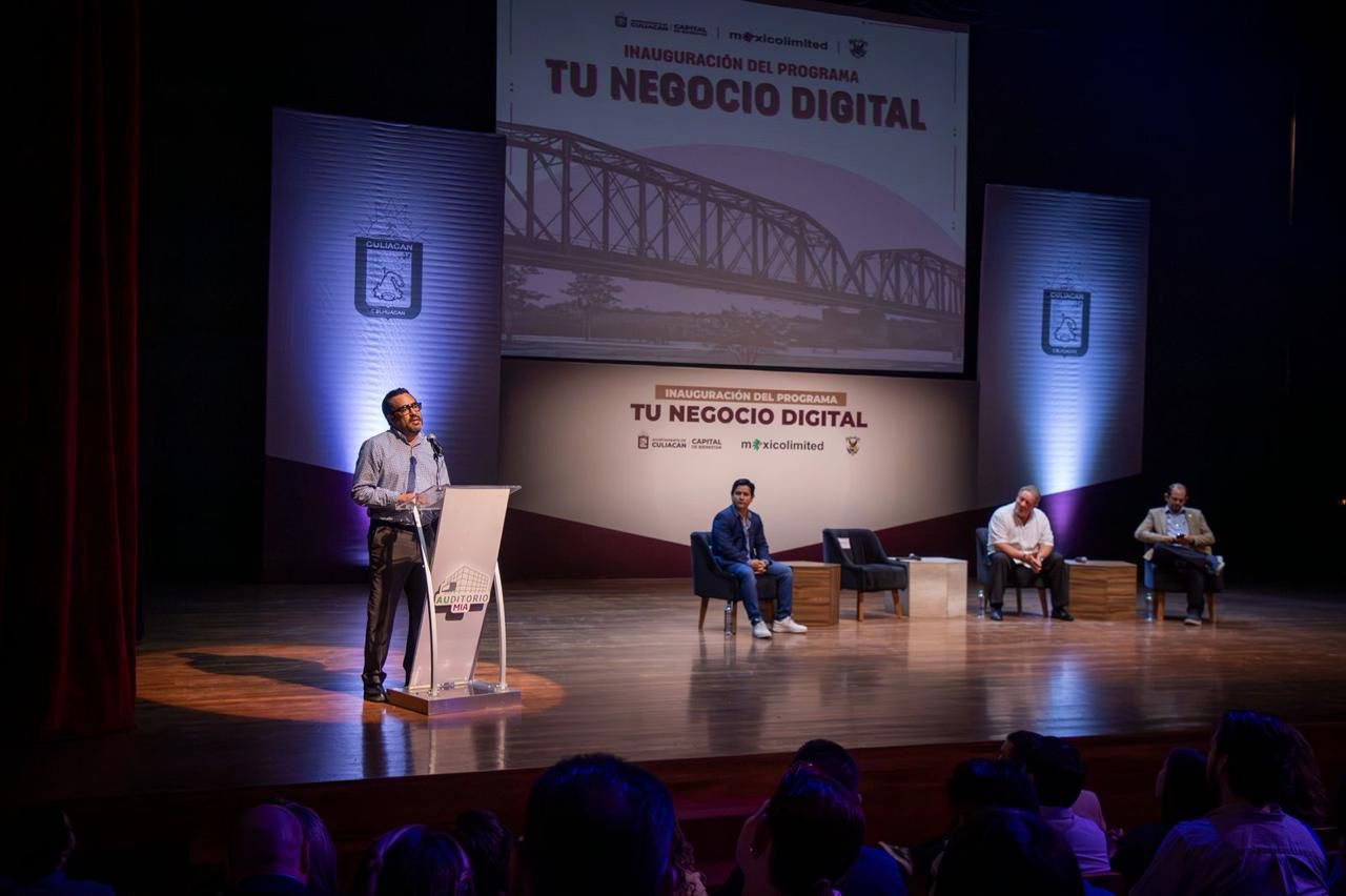 Juan de Dios Gámez Mendívil en el escenario junto a emprendedores