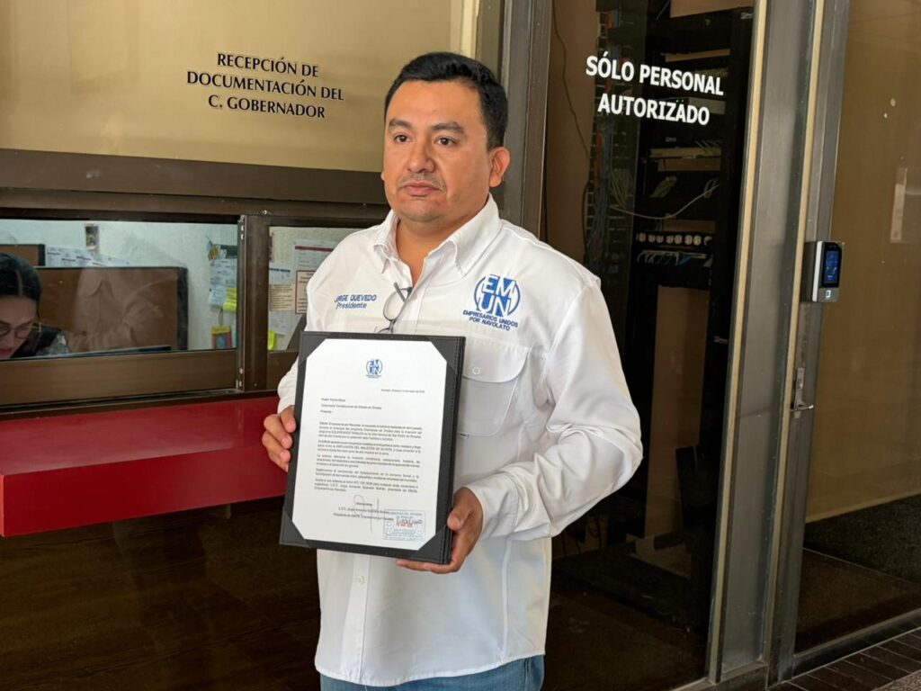 Funcionario con documento en mano