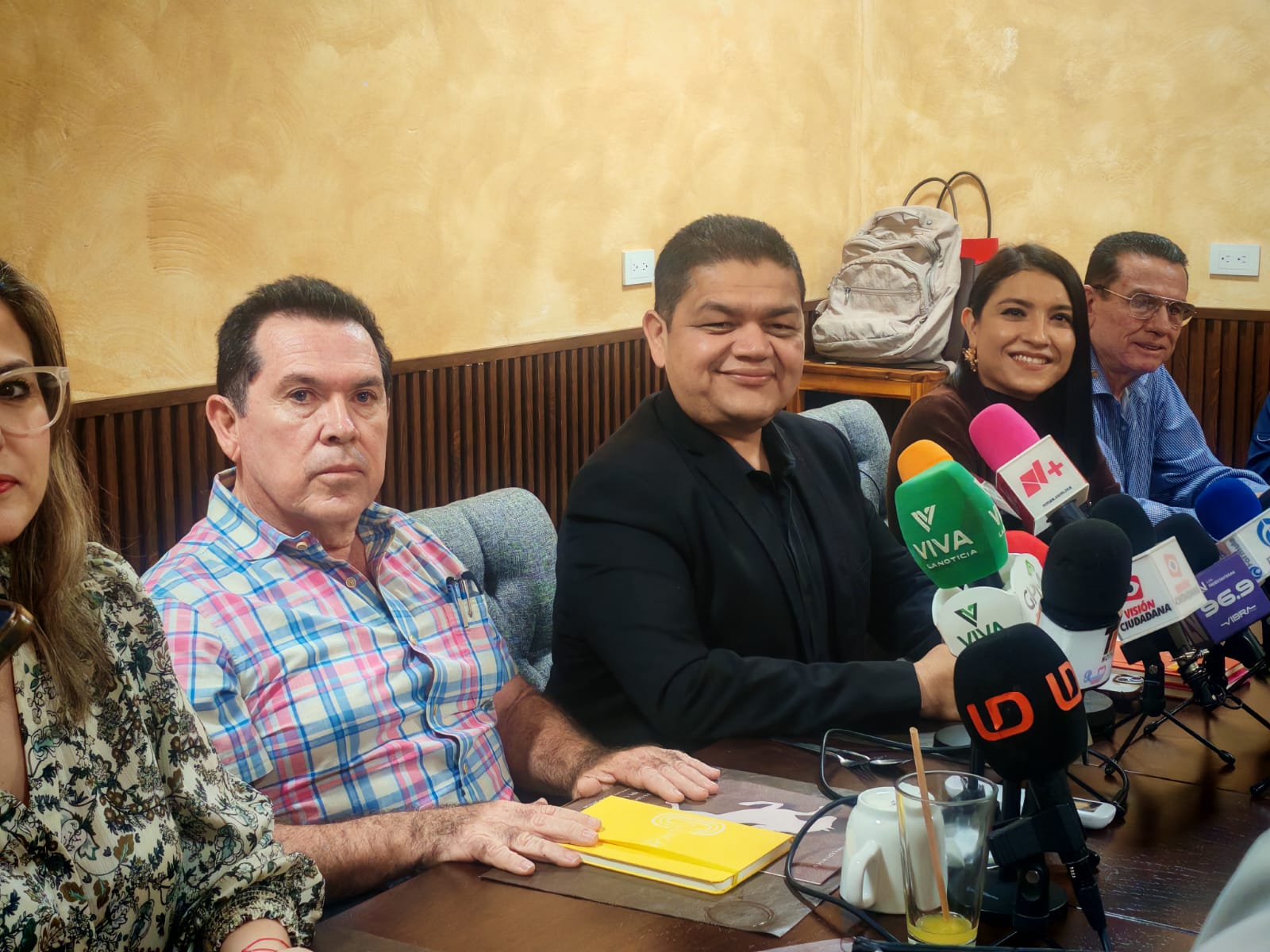 Empresarios en conferencia de prensa posando para la foto