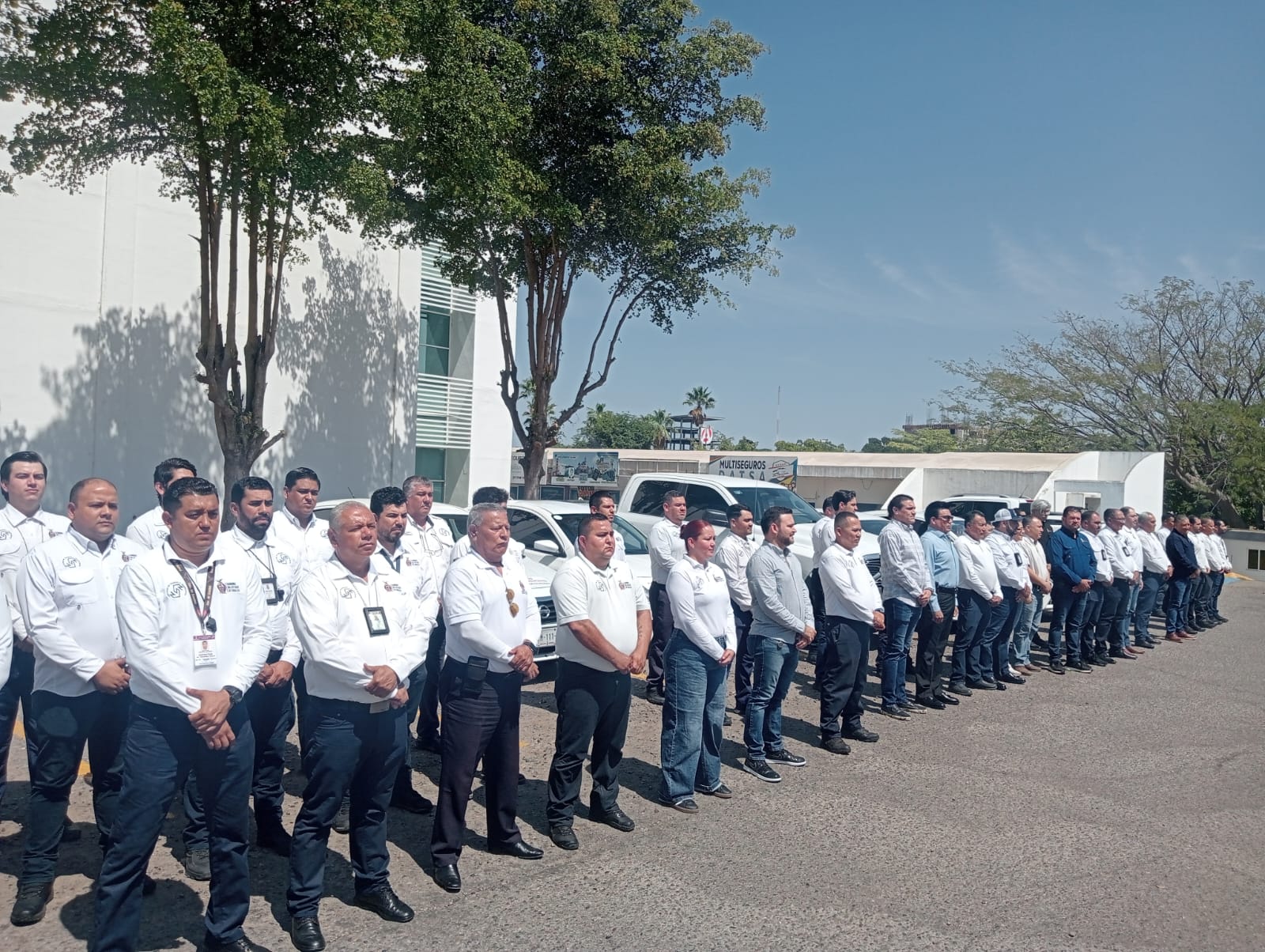 Personas paradas en fila