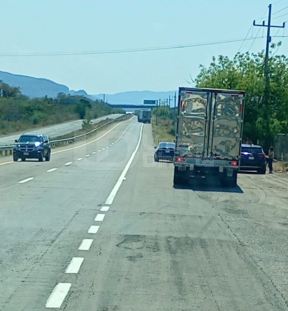 Carretera con carros y camiones