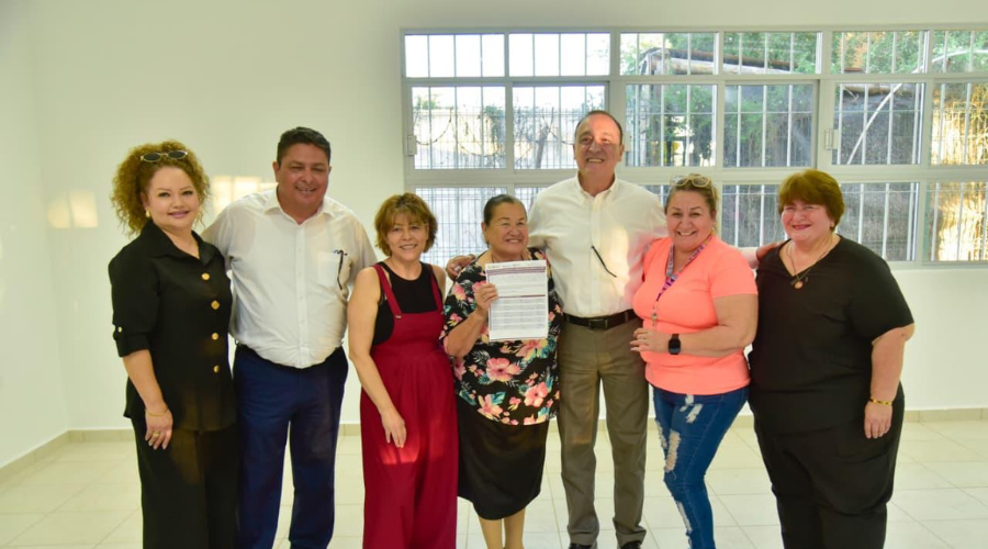 Alcalde de Ahome y funcionarios del ayuntamiento entregan nuevas aulas en centros comunitarios