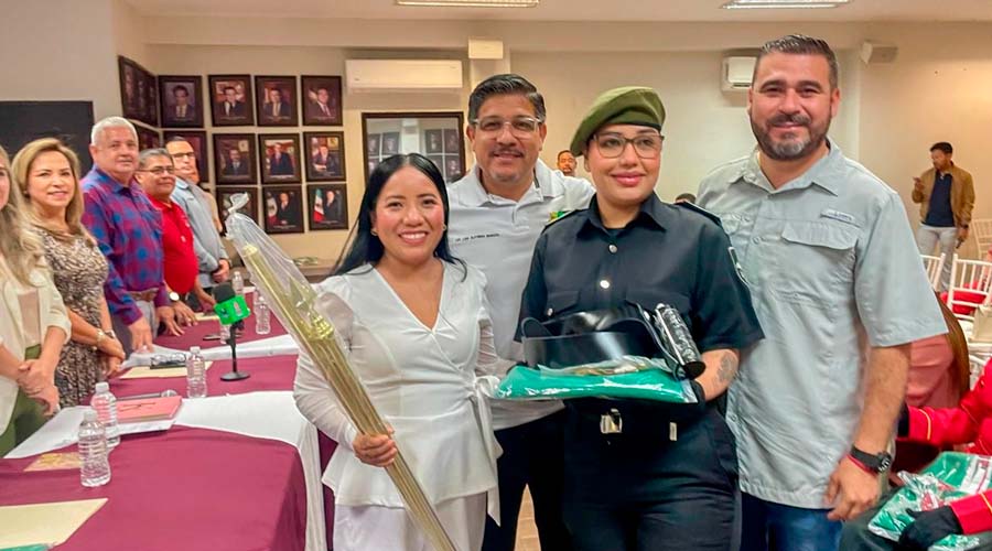 Ayuntamiento de Ahome entrega kits de bandera a directores de escuelas en el municipio