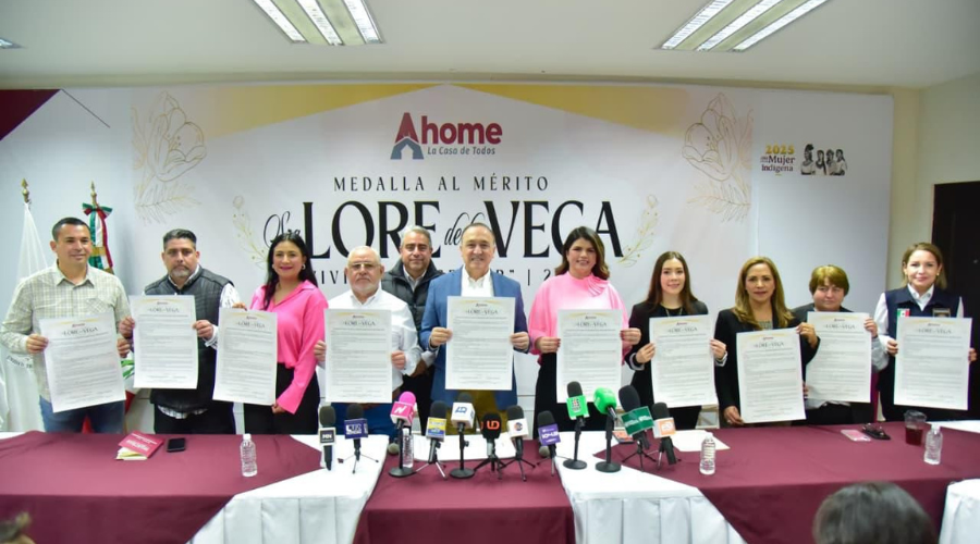Autoridades de Ahome entrega a las ganadoras la medalla Lore de la Vega 2026