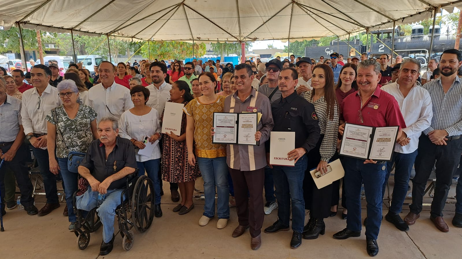 Familias ahomenses acuden a entrega de escrituras
