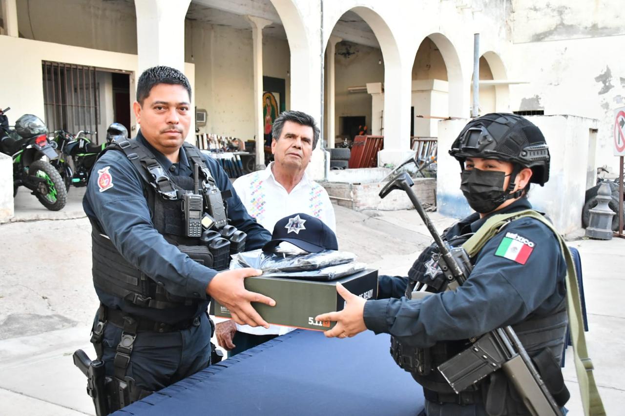 Entregan uniformes a policías de Mocorito