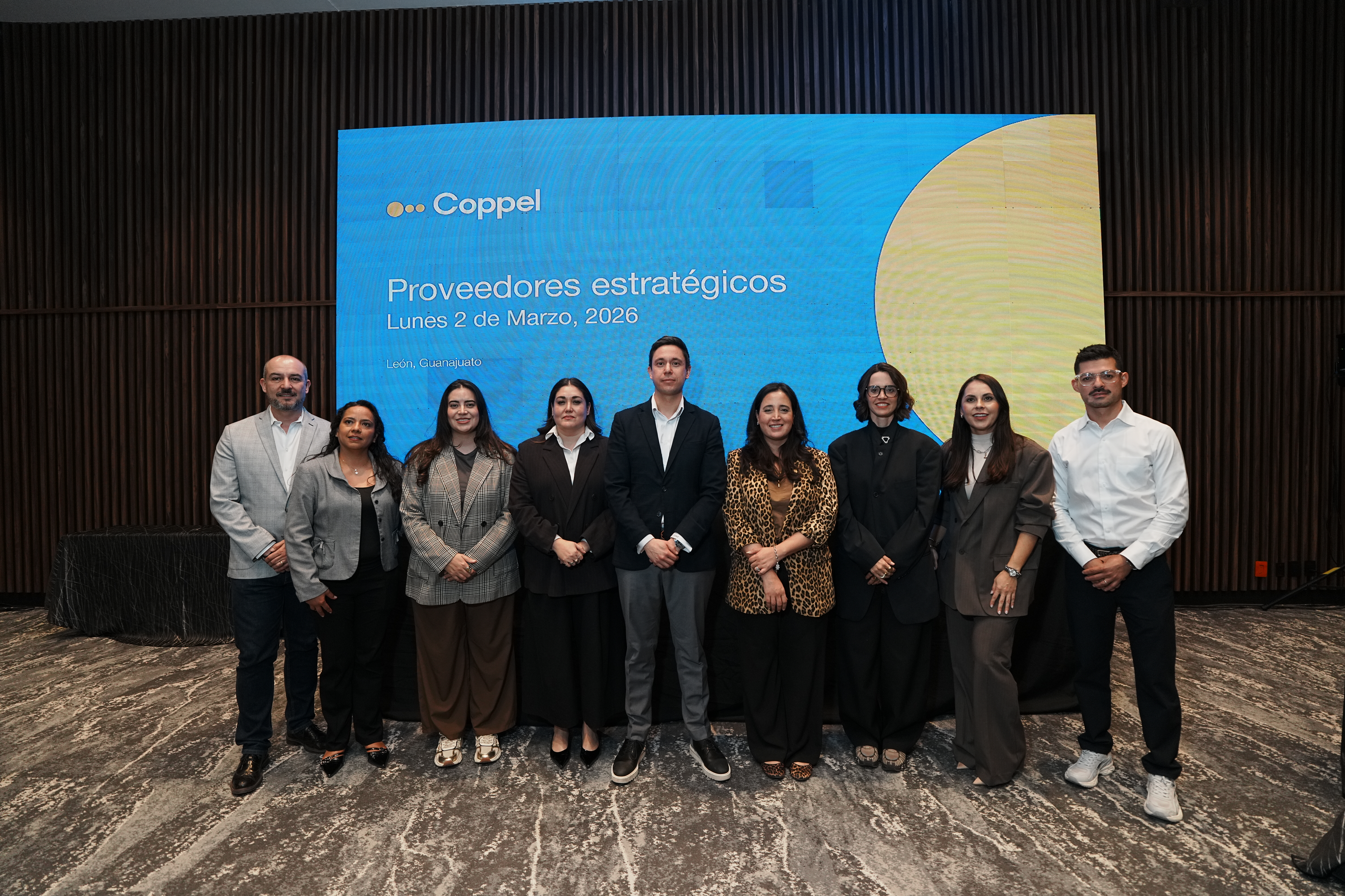 Grupo Coppel en reunión de trabajo con equipo de compras de calzado