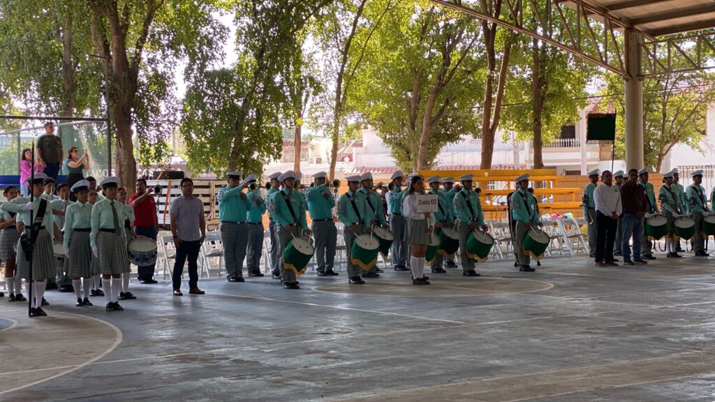 Formación de escoltas en una explanada en Guasave