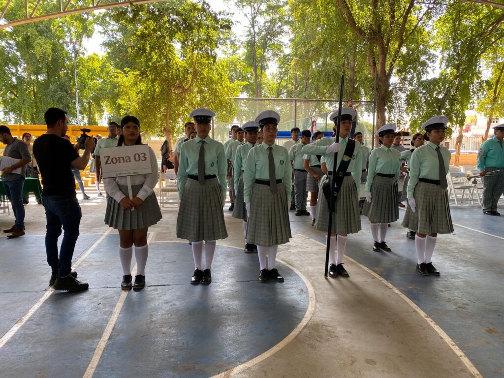 Formación principal de escolta con bandera de México