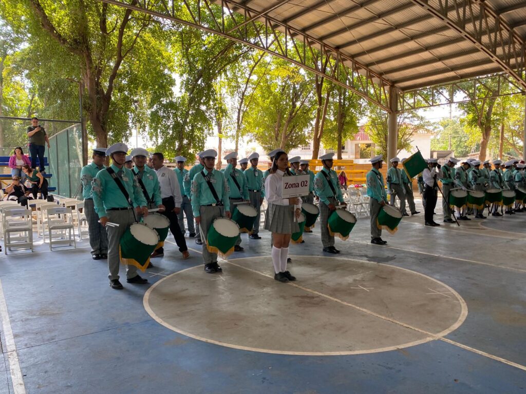 Formación de escolta con tambores