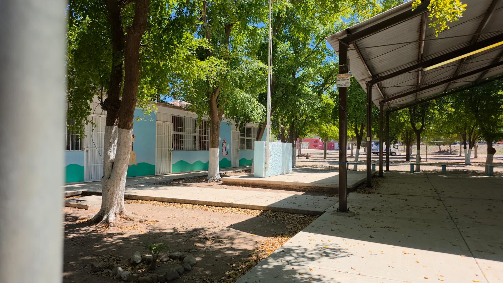 Techumbre con salones de escuela en Guamúchil