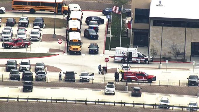 Estudiante de 15 años dispara contra maestra y se quita la vida en secundaria de Texas, EU