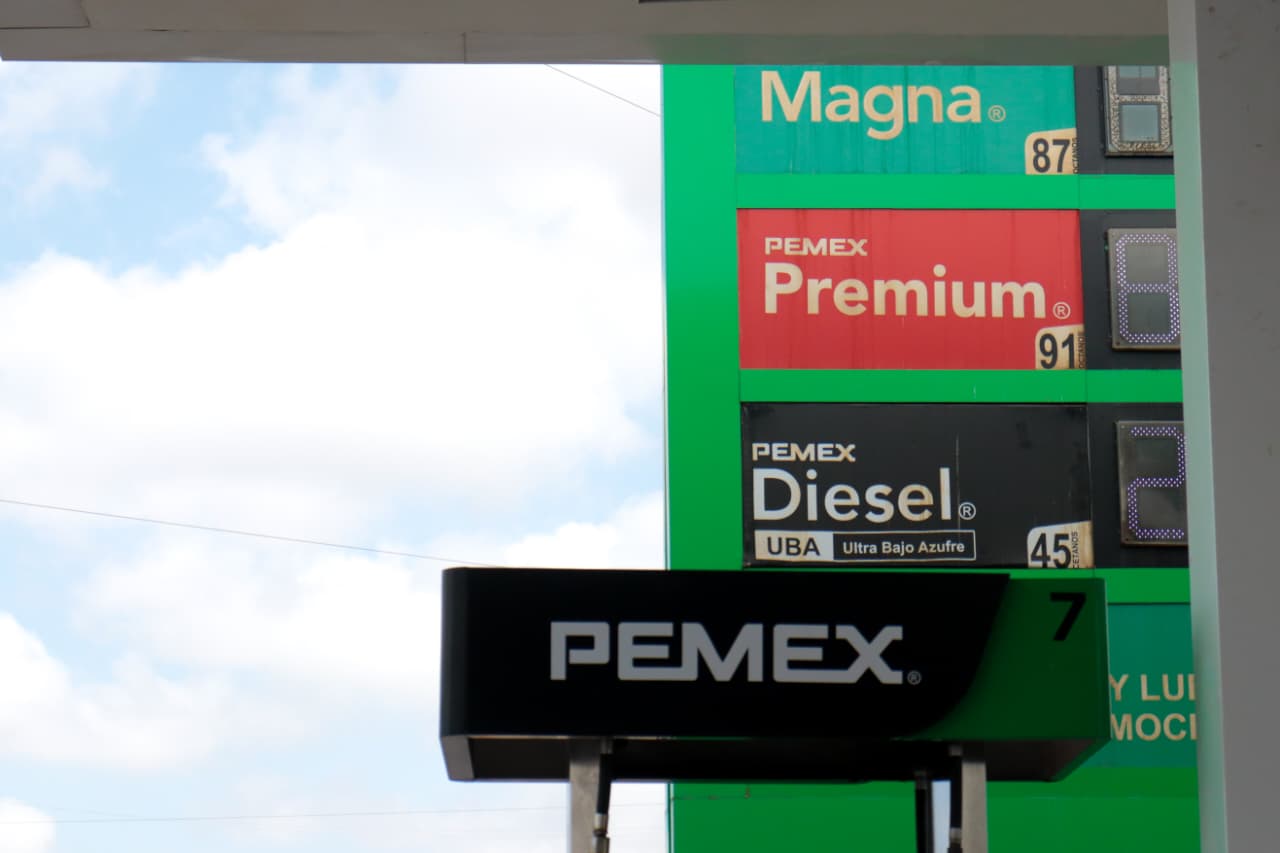 Parte de las tarifas de combustibles en una estación de servicioen Pemex México