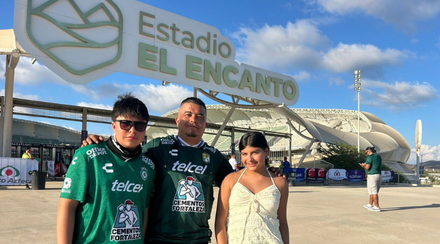 Aficionades se juntan en el estadio El Encanto de Mazatlán
