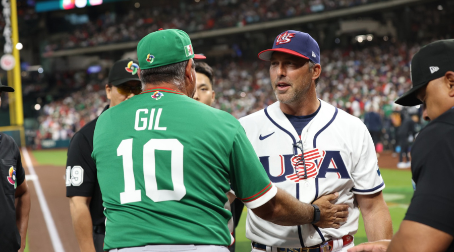 Jugadores de la selección de EU y México se saludan durante el juego del Clásico Mundial de Beisbol