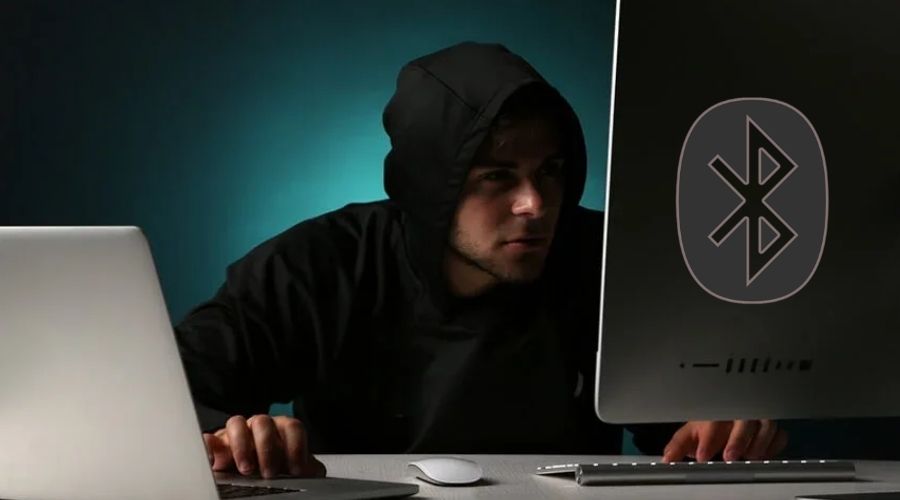Persona con un gorro negro y luz azul detrás con logo de bluetooh