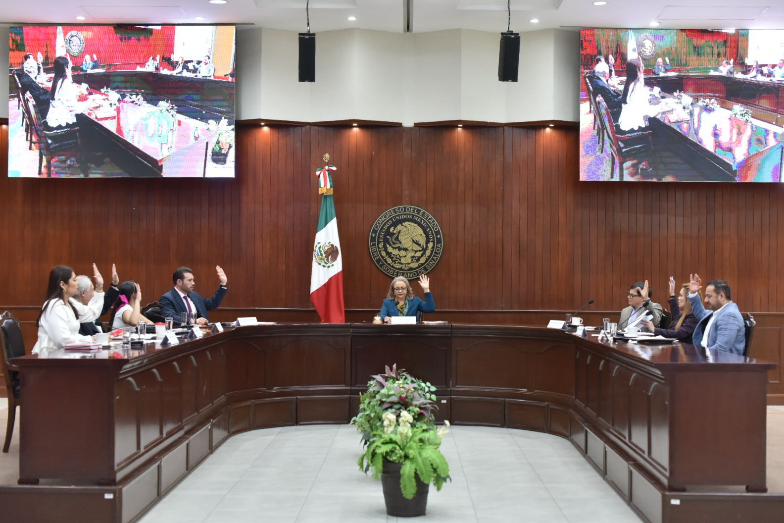 Diputados de Morena en sala de votaciones