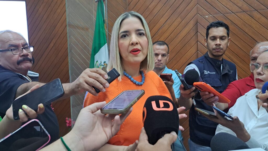 Estrella Palacios con micrófonos de los medios de comunicación