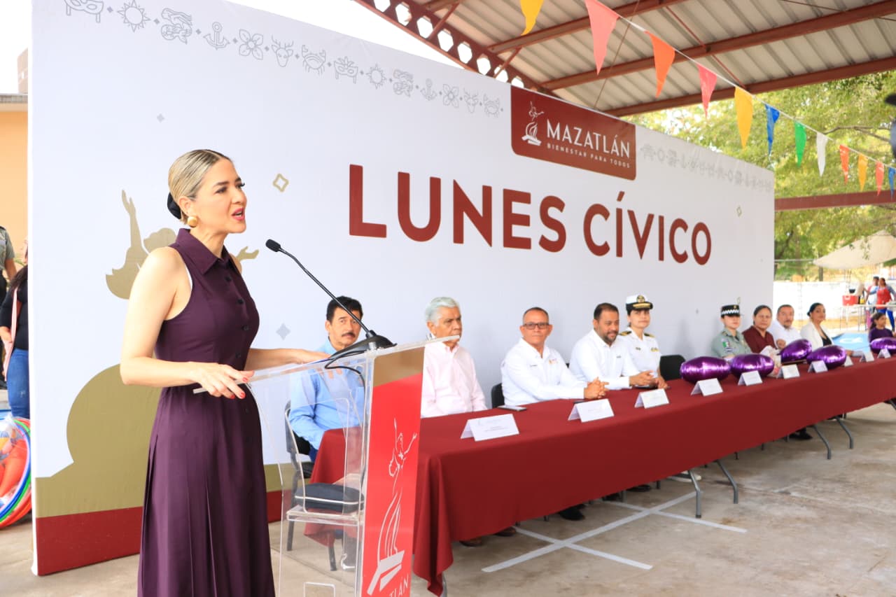 Estrella Palacios Domínguez hablando a micrófono en ceremonio