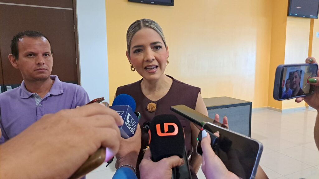 La alcalde de Mazatlán, Estrella Palacios Domínguez, siendo entrevistada con micrófonos y celulares frente a ella